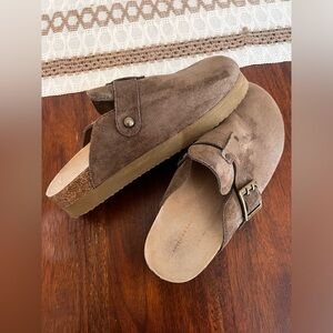 American Eagle Clogs